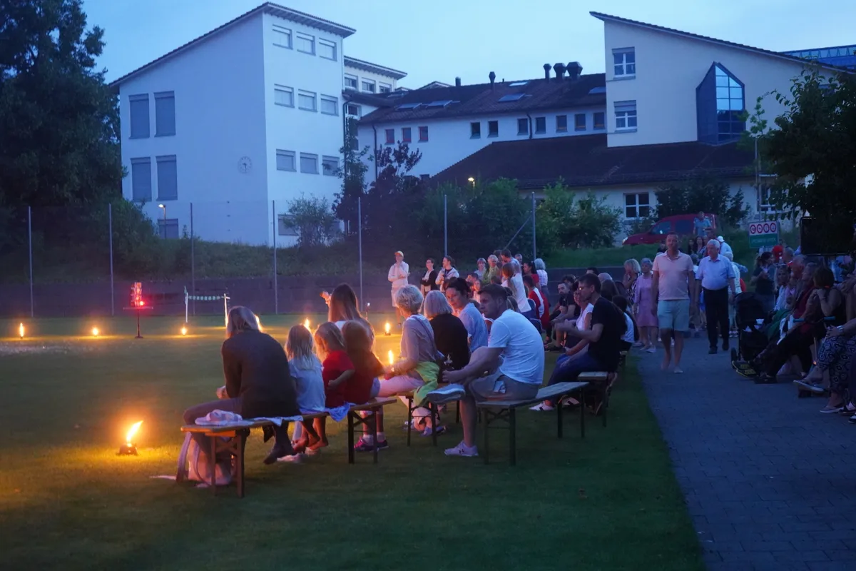 Ein Kreis aus Feuer, Publikum, das wartet.